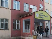 Hakkari'de Liseye Molotofkokteylli ve Taşlı Saldırı