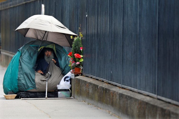 2019-04-26t154051z-1975437312-rc1f9a6ef950-rtrmadp-3-france-homeless.jpg