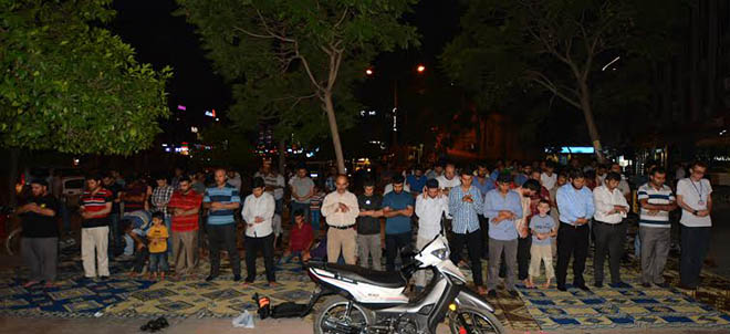 adana-misir-darbe-yildonumu-protesto-iftar03.jpg