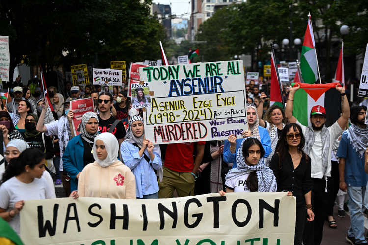 aysenurezgieygi-protest-9.jpg